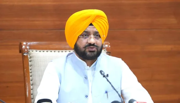 Punjab News: ਭਗਵੰਤ ਮਾਨ ਸਰਕਾਰ 2100 ਤੋਂ ਵੱਧ ਮਨਰੇਗਾ ਕਰਮਚਾਰੀਆਂ ਦੇ ਮੋਢੇ ਨਾਲ ਮੋਢਾ ਜੋੜ ਕੇ ਖੜ੍ਹੀ ਹੈ; ਪੇਂਡੂ ਵਿਕਾਸ ਮੰਤਰੀ