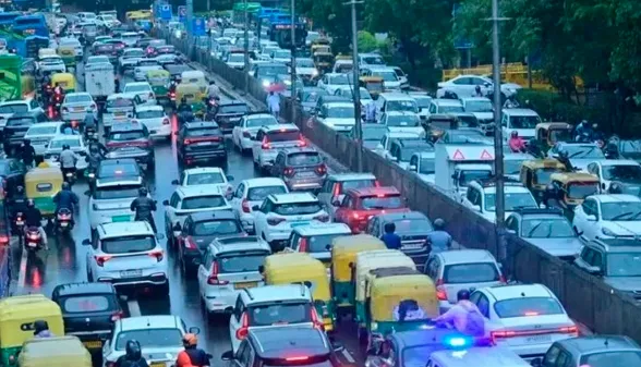 Delhi Weather: ਦਿੱਲੀ ’ਚ ਮੀਂਹ ਨਾਲ ਮੌਸਮ ਸੁਹਾਵਣਾ, ਮੁਸ਼ਕਲਾਂ ਦਾ ਵੀ ਕਰਨਾ ਪੈ ਰਿਹਾ ਹੈ ਸਾਹਮਣਾ