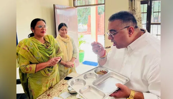 Amritsar News: ਪੰਜਾਬ ਰਾਜ ਖੁਰਾਕ ਕਮਿਸ਼ਨ ਵੱਲੋਂ ਅੰਮ੍ਰਿਤਸਰ ਦੇ ਪਿੰਡ ਗੁਰੂਵਾਲੀ ’ਚ ਲਗਾਤਾਰ ਦੂਜੇ ਦਿਨ ਅਚਨਚੇਤ ਦੌਰਾ