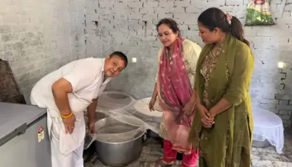 Tarn Taran Food Adulteration News: ਤਿਉਹਾਰਾਂ ਦੇ ਸੀਜ਼ਨ ’ਚ ਫੂਡ ਸੇਫਟੀ ਵਿਭਾਗ ਸਖ਼ਤ, ਤਰਨਤਾਰਨ ’ਚ ਪਨੀਰ ਸਮੇਤ 6 ਖਾਣ-ਪੀਣ ਵਾਲੀਆਂ ਵਸਤਾਂ ਦੇ ਸੈਂਪਲ ਭਰੇ