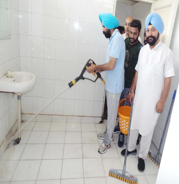 ਵਿਧਾਇਕ ਪਿੰਕੀ ਨੇ ਸਿਵਲ ਹਸਪਤਾਲ ‘ਚ ਆਪ ਕੀਤੀ ਸਫ਼ਾਈ