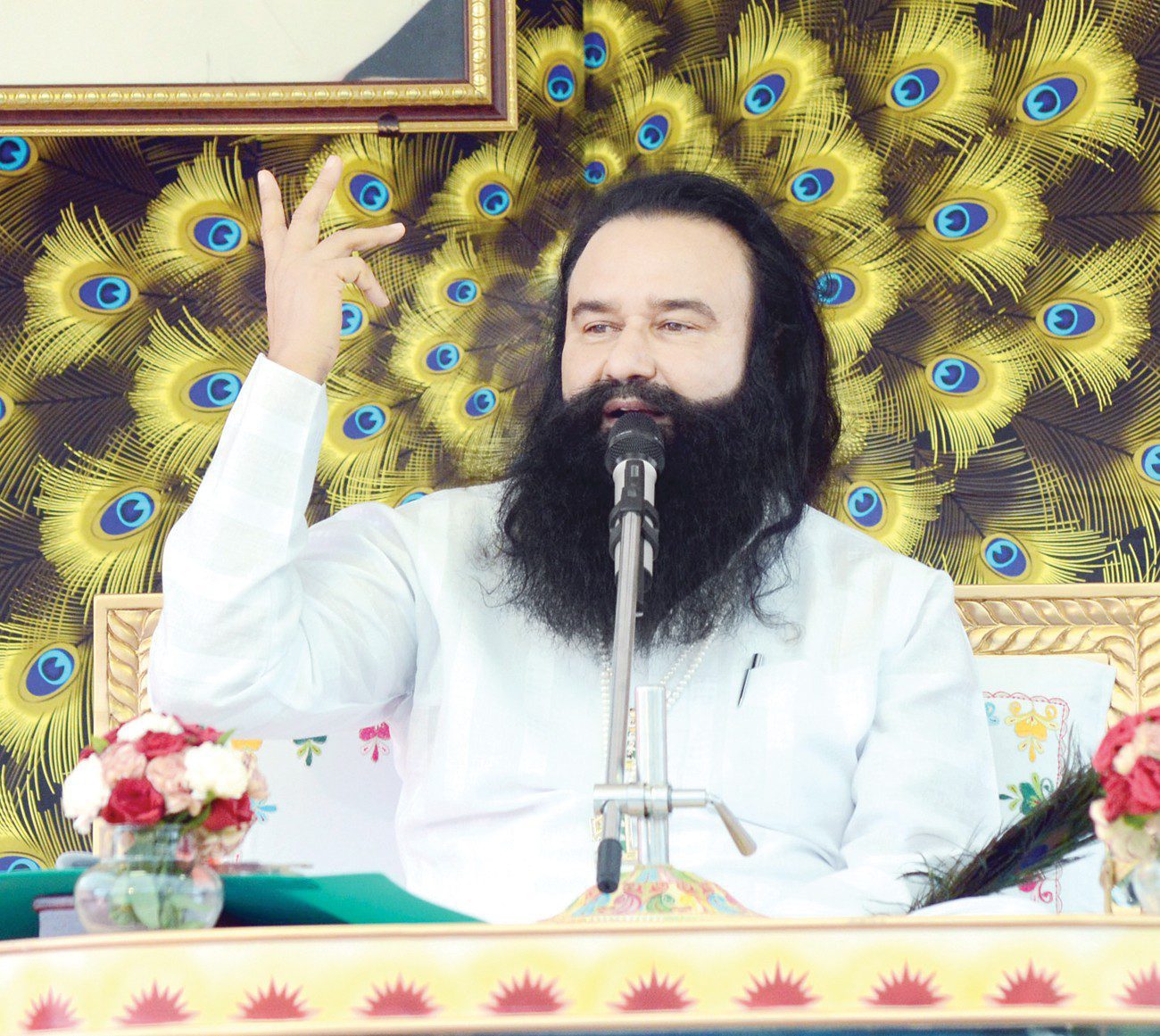 ਗਿਆਨ ਦਾ ਦੀਵਾ ਜਗਾਉਂਦਾ ਹੈ ਸੱਚਾ ਗੁਰੂ