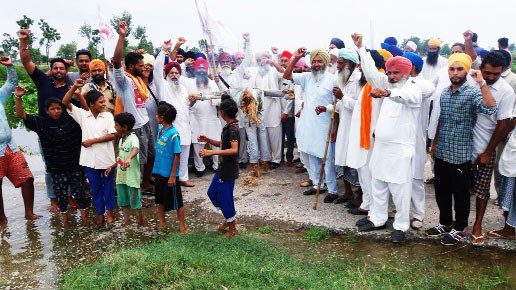 ਕਿਸਾਨਾਂ ਤੇ ਮਜ਼ਦੂਰਾਂ ਫੂਕਿਆ ਸਰਕਾਰ ਦਾ ਪੁਤਲਾ