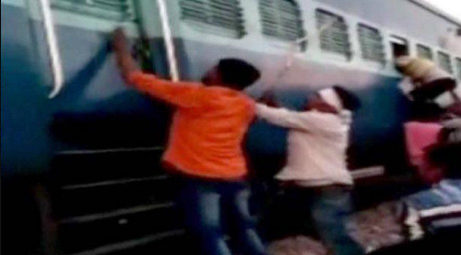 ਯੂਪੀ: ਚਲਦੀ ਰੇਲਗੱਡੀ ‘ਚ ਪਰਿਵਾਰ ‘ਤੇ ਰਾਡ ਨਾਲ ਹਮਲਾ