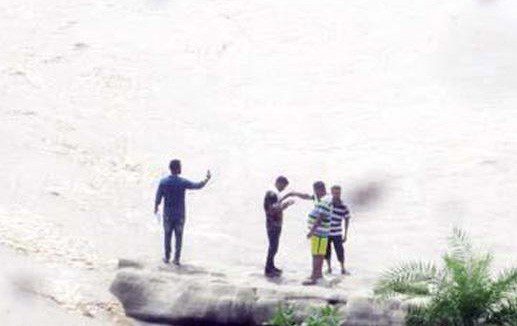 ਟਰੈਕਟਰ ਬਿਆਸ ‘ਚ ਰੁੜ੍ਹਿਆ, ਡਰਾਈਵਰ ‘ਤੇ ਮਜ਼ਦੂਰ ਵਾਲ-ਵਾਲ ਬਚੇ