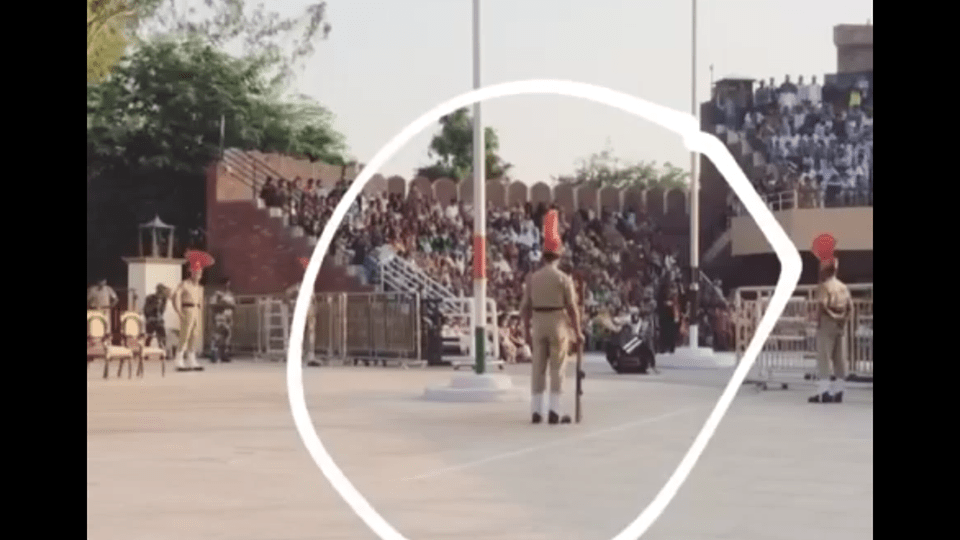 ਰੀਟ੍ਰੀਟ ਸੈਰੇਮਨੀ:ਪੈਰ ਤਿਲਕ ਜਾਣ ਕਾਰਨ ਡਿੱਗਿਆ ਪਾਕਿ ਰੇਂਜਰ 