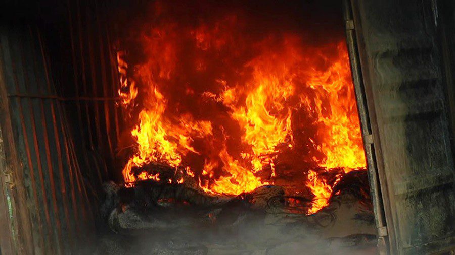 ਚੱਲਦੇ ਕੰਨਟੇਨਰ ਨੂੰ ਅੱਗ ਲੱਗਣ ਨਾਲ ਇੱਕ ਜ਼ਖਮੀ, ਇੱਕ ਬਚਿਆ ਵਾਲ ਵਾਲ