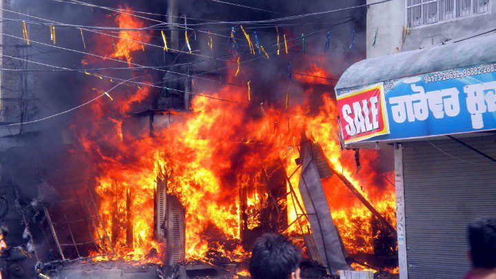 ਮਲੋਟ ‘ਚ ਚਾਰ ਮੰਜਿ਼ਲਾ ਦੁਕਾਨ ਨੂੰ ਲੱਗੀ ਭਿਆਨਕ ਅੱਗ, ਲੱਖਾਂ ਦਾ ਨੁਕਸਾਨ