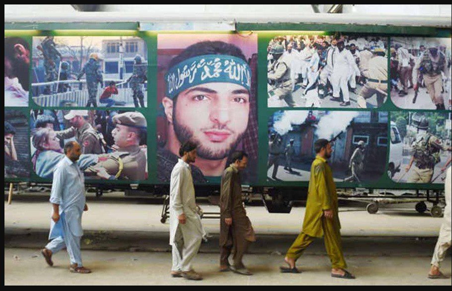 PAK ਦੀ ਅਜ਼ਾਦੀ ਰੇਲਗੱਡੀ ‘ਤੇ ਲੱਗੇ ਅੱਤਵਾਦੀ ਬੁਰਹਾਨ ਦੇ ਪੋਸਟਰ