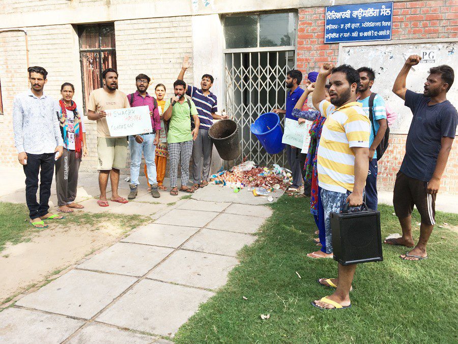 ਵਿਦਿਆਰਥੀਆਂ ਵੱਲੋਂ ਦਫਤਰ ਅੱਗੇ ਕੂੜਾ ਸੁੱਟ ਕੇ ਪ੍ਰਦਰਸ਼ਨ