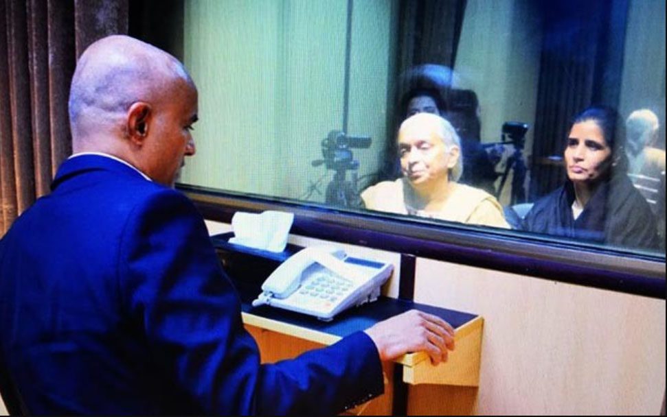 ਕੁਲਭੂਸ਼ਣ ਜਾਧਵ ਨੂੰ ਮਿਲ ਕੇ ਵਿਲਕ ਉੱਠੀ ਮਾਂ ਤੇ ਪਤਨੀ