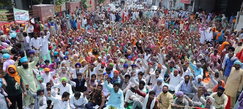 ਰਿਜ਼ਰਵ ਕੋਟੇ ਦੀ ਜ਼ਮੀਨਾਂ ਠੇਕੇ ਤੇ ਲੈਣ ਲਈ ਡੀਸੀ ਦਫ਼ਤਰ ਮੂਹਰੇ ਜ਼ੋਰਦਾਰ ਰੋਸ ਧਰਨਾ