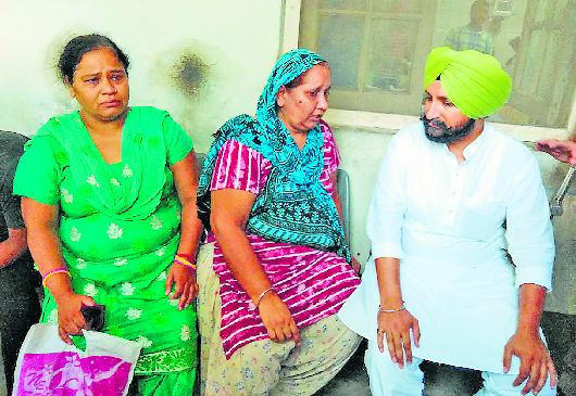 ‘ਲੀਡਰ ਆ ਰਹੇ ਨੇ ਤੇ ਜਾ ਰਹੇ ਨੇ, ਇਨਸਾਫ਼ ਦੇਣ ਦੀ ਗੱਲ ਕੋਈ ਨ੍ਹੀਂ ਕਰਦਾ’