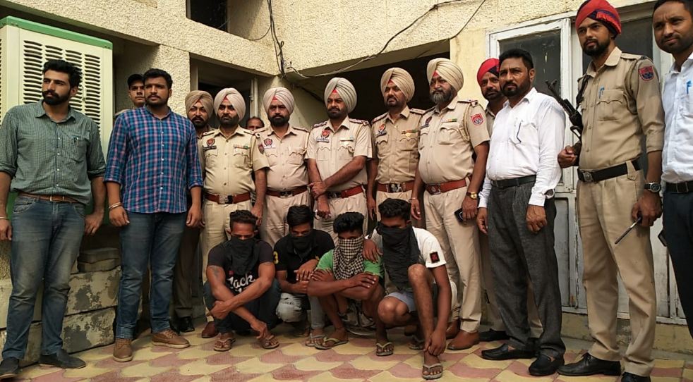 ਪਿਸਤੌਲ ਦੀ ਨੋਕ ‘ਤੇ ਖੋਹੀ ਕਾਰ ਸਣੇ 4 ਮੁਲਜ਼ਮ ਪੁਲਿਸ ਨੇ ਨੱਪੇ