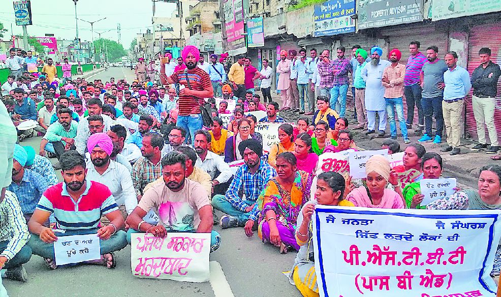 ਮੁੱਖ ਮੰਤਰੀ ਦੇ ਸ਼ਹਿਰ ‘ਚ ਗੂੰਜੇ ਬੇਰੁਜ਼ਗਾਰ ਅਧਿਆਪਕਾਂ ਦੇ ਨਾਅਰੇ 