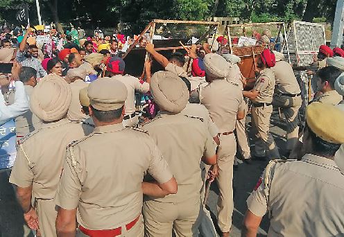 ਮੋਤੀ ਮਹਿਲਾਂ ਵੱਲ ਜਾਣ ਮੌਕੇ ਅਧਿਆਪਕਾਂ ਤੇ ਪੁਲਿਸ ਵਿਚਾਲੇ ਖਿੱਚ-ਧੂਹ