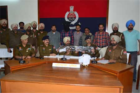 ਪੁਲਿਸ ਵੱਲੋਂ ਟਰੈਪ ਸੂਟਰ ਖਿਡਾਰੀ ਪੁੱਤ ਗ੍ਰਿਫਤਾਰ, ਪਿਓ ਦੀ ਭਾਲ ਜਾਰੀ