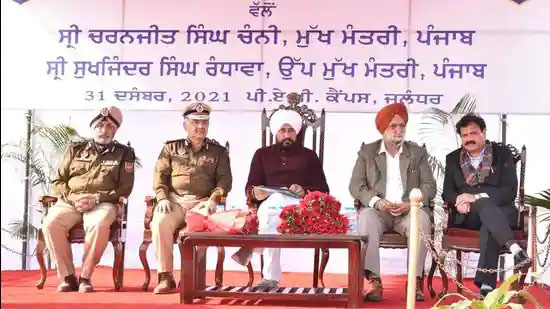 ਨਵੇਂ ਸਾਲ ’ਤੇ ਮੁੱਖ ਮੰਤਰੀ ਚੰਨੀ ਨੇ ਦਿੱਤਾ ਪੁਲਿਸ ਮੁਲਾਜ਼ਮਾਂ ਨੂੰ ਵੱਡਾ ਤੋਹਫਾ, ਜਾਣੋ ਕਿਹੜੇ ਕੀਤੇ ਐਲਾਨ