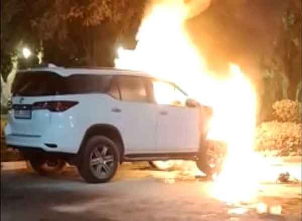 ਪਾਣੀਪਤ: ਵਿਧਾਇਕ ਪ੍ਰਮੋਦ ਵਿਜ ਦੀ ਕਾਰ ਨੂੰ ਅਣਪਛਾਤੇ ਨੌਜਵਾਨਾਂ ਨੇ ਲਗਾਈ ਅੱਗ, ਮੱਚੀ ਹਲਚਲ