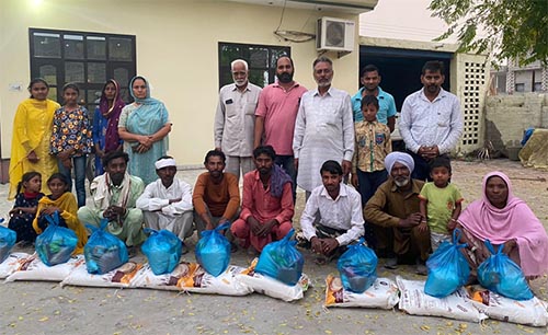 ਆਨਲਾਈਨ ਗੁਰੂਕੁਲ ਦੀ ਖੁਸ਼ੀ ’ਚ ਬਲਾਕ ਲੌਂਗੋਵਾਲ ਦੀ ਸਾਧ ਸੰਗਤ ਨੇ ਵੰਡਿਆ ਲੋੜਵੰਦ ਪਰਿਵਾਰਾਂ ਨੂੰ ਰਾਸ਼ਨ