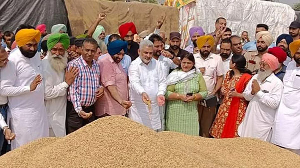 ਕੈਬਨਿਟ ਮੰਤਰੀ ਲਾਲ ਚੰਦ ਕਟਾਰੂਚੱਕ ਨੇ ਰਾਜਪੁਰਾ ਅਨਾਜ ਮੰਡੀ ਤੋਂ ਝੋਨੇ ਦੀ ਖਰੀਦ ਸ਼ੁਰੂ ਕਰਵਾਈ