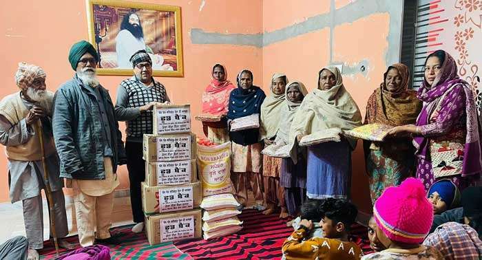 ਸੂਬੇਦਾਰ ਬਣਨ ਦੀ ਖੁਸ਼ੀ ’ਚ ਜ਼ਰੂਰਤਮੰਦ ਪਰਿਵਾਰਾਂ ਨੂੰ ਰਾਸ਼ਨ ਅਤੇ ਕੱਪੜੇ ਵੰਡੇ