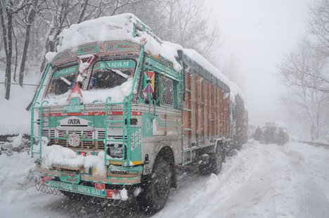 ਕਸ਼ਮੀਰ ‘ਚ ਬਰਫਬਾਰੀ, ਲੱਦਾਖ ਜਾਣ ਵਾਲੀਆਂ ਸੜਕਾਂ ਬੰਦ