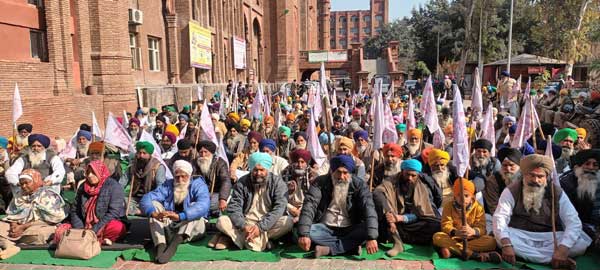 ਤੈਨੂੰ ਟੱਕਰ ਦੇ ਰਹਾਂਗੇ ਹਾਕਮਾਂ ਦੇ ਸੱਦੇ ਨਾਲ ਕਿਸਾਨ ਮੋਰਚਿਆਂ ਤੋਂ ਉੱਠੇ