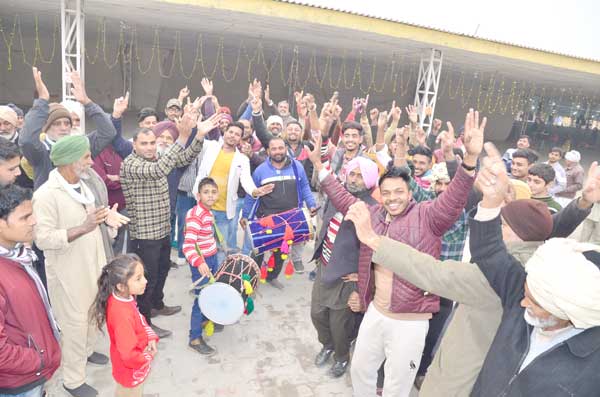  ਸ਼ਾਹ ਸਤਿਨਾਮ ਸਿੰਘ ਜੀ ਧਾਮ ’ਚ ਲੱਗੀਆਂ ਰੌਣਕਾਂ, ਸ਼ਰਧਾਲੂ ਪਾ ਰਹੇ ਹਨ ਭੰਗੜੇ