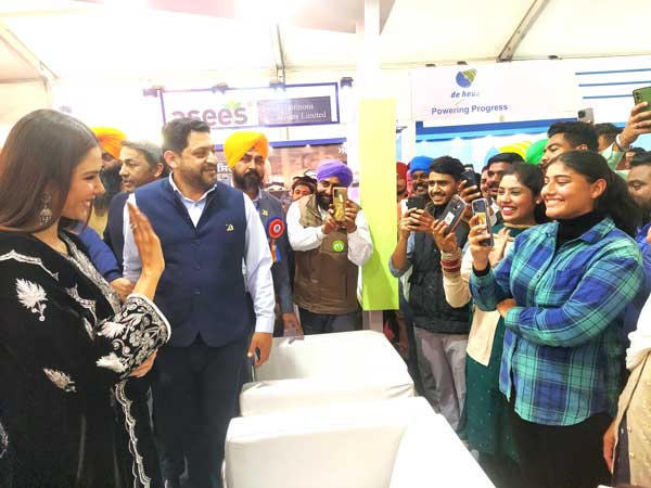 ਮੂ-ਫਾਰਮ ਦੀ ਸਟਾਲ ’ਤੇ ਪਹੁੰਚੇ ਪੰਜਾਬੀ ਫਿਲਮ ਅਦਾਕਾਰਾ ਸੋਨਮ ਬਾਜਵਾ