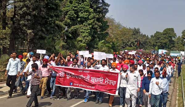 ਪੰਜਾਬੀ ਯੂਨੀਵਰਸਿਟੀ ’ਚ ਕੱਢਿਆ ਰੋਸ ਮਾਰਚ, ਸਰਕਾਰ ਖਿਲਾਫ਼ ਕੀਤੀ ਨਾਅਰੇਬਾਜੀ