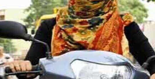 Gurdaspur : ਸਕੂਟਰੀ ’ਤੇ ਜਾ ਰਹੀ ਔਰਤ ਨੂੰ ਲੱਤ ਮਾਰ ਕੇ ਸੁੱਟਿਆ