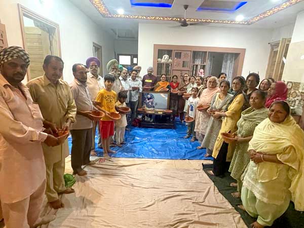 ਲੋਹਾ ਨਗਰੀ ਦੀ ਸਾਧ-ਸੰਗਤ ਨੇ ਰੱਖੇ ਪੰਛੀਆਂ ਦੇ ਲਈ ਪਾਣੀ ਦੇ ਕਸੋਰੇ