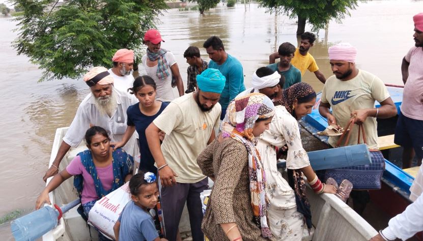 ਫੌਜ ਦੇ ਜਵਾਨਾਂ ਨੇ ਸੈਂਕੜੇ ਲੋਕਾਂ ਨੂੰ ਪਾਣੀ ਵਿੱਚੋਂ ਸੁਰੱਖਿਅਤ ਬਾਹਰ ਕੱਢਿਆ, ਵੇਖੋ ਤਸਵੀਰਾਂ