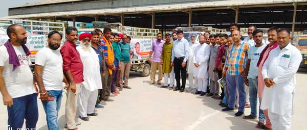 ਓ.ਬੀ.ਸੈੱਲ ਚੇਅਰਮੈਨ ਰਾਜ ਬਖਸ਼ ਕੰਬੋਜ ਵੱਲੋਂ ਹੜ੍ਹ ਪ੍ਰਭਾਵਿਤ ਪਿੰਡਾਂ ’ਚ ਪਸ਼ੂ ਚਾਰੇ ਦੀਆਂ 25 ਗੱਡੀਆਂ ਭੇਜੀਆਂ