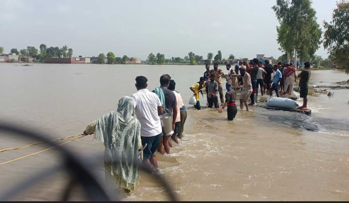 ਪਿੰਡ ਹਜ਼ਾਰਾ ਕੋਲ ਟੁੱਟਿਆ ਸਤਲੁਜ ਦਾ ਪੁਲ ਬਣ ਰਿਹਾ ਰਾਹਤ ਕਾਰਜਾਂ ’ਚ ਅੜਿੱਕਾ