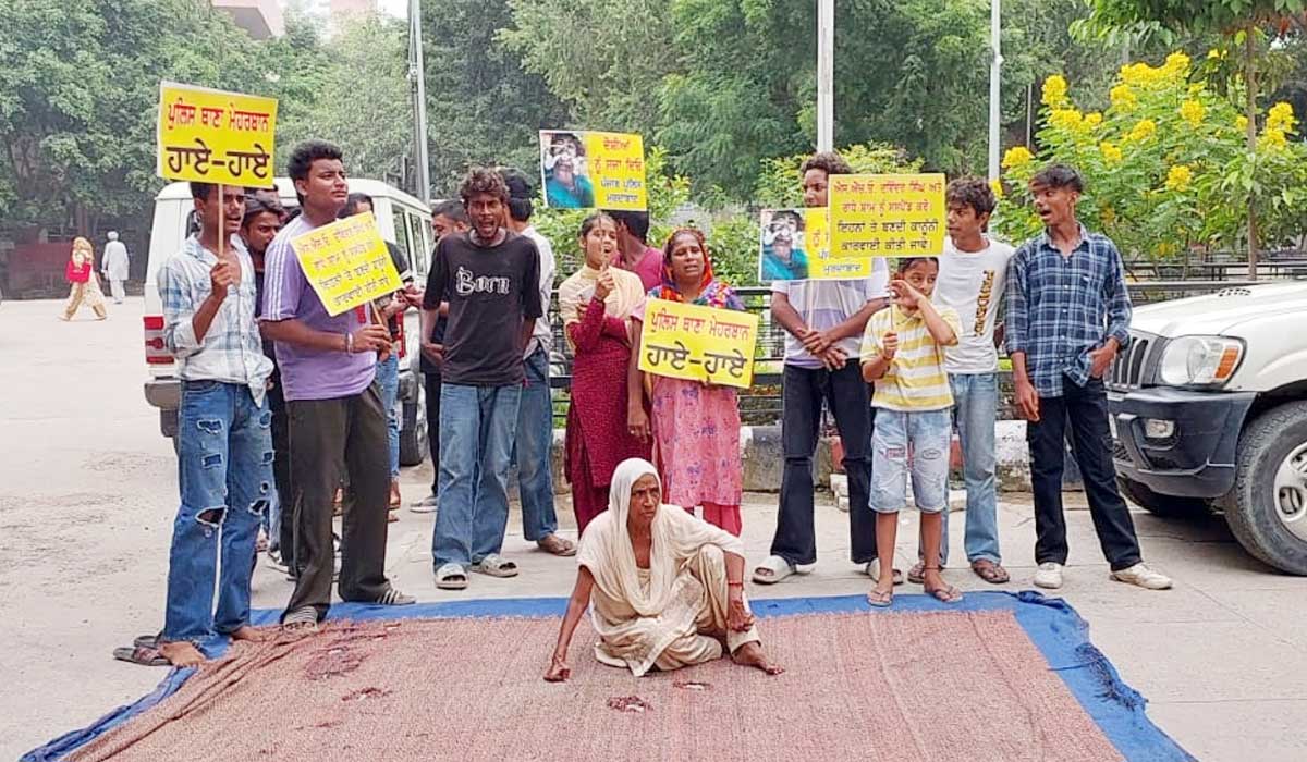 ਮਾਂ ਨੇ ਪੁੱਤ ਦੀ ਮੌਤ ਲਈ ਜਿੰਮਵਾਰ ਵਿਅਕਤੀਆਂ ’ਤੇ ਐਫ਼ਆਈਆਰ ਕਰਵਾਉਣ ਲਈ ਵਿਛਾਈ ਪ੍ਰਸ਼ਾਸਨ ਦੇ ਵਿਹੜੇ ਦਰੀ