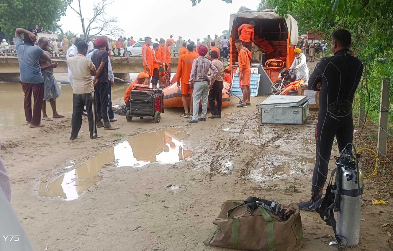 ਨਹਿਰ ’ਚ ਲਾਪਤਾ ਸਵਾਰੀਆਂ ਨੂੰ ਭਾਲਣ ਐਨਡੀਆਰਐਫ ਜੁਟੀ, ਦੇਖੋ ਮੌਕੇ ਦੀਆਂ ਤਸਵੀਰਾਂ