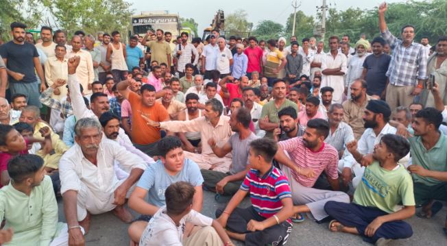 ਚਿੱਟੇ ਦਾ ਨਸ਼ਾ ਵੇਚਣ ਵਾਲੇ ਖਿਲਾਫ਼ ਪਿੰਡ ਵਾਸੀਆਂ ਨੇ ਲਾਇਆ ਧਰਨਾ