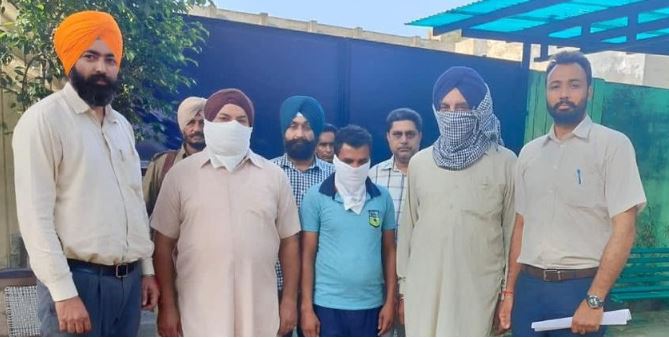 ਵਿਜੀਲੈਂਸ ਵਿਭਾਗ ਦੇ ਅਧਿਕਾਰੀ ਬਣ ਕੇ ਲੁੱਟਣ ਵਾਲੇ ਦੋ ਸਾਬਕਾ ਫੌਜੀਆਂ ਸਣੇ ਤਿੰਨ ਕਾਬੂ