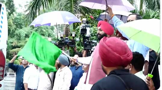 72 ਪ੍ਰਿੰਸੀਪਲ ਸਿੰਗਾਪੁਰ ਲਈ ਰਵਾਨਾ, ਸਿੱਖਿਆ ਮੰਤਰੀ ਹਰਜੋਤ ਸਿੰਘ ਬੈਂਸ ਨੇ ਹਰੀ ਝੰਡੀ ਦੇ ਕੇ ਬੱਸ ਨੂੰ ਕੀਤਾ ਰਵਾਨਾ