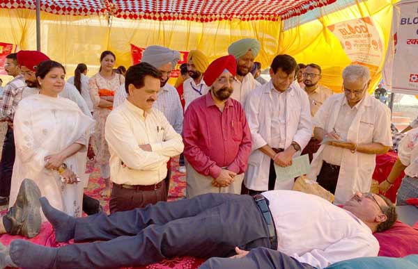 ਰਿਆਤ ਬਾਹਰਾ ਯੂਨੀਵਰਸਿਟੀ ਵੱਲੋਂ ਲਾਏ ਖੂਨਦਾਨ ਕੈਂਪ ’ਚ 162 ਯੂਨਿਟ ਖੂਨ ਇਕੱਤਰ