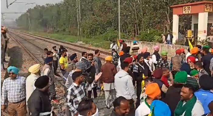 ਨੈਸ਼ਨਲ ਹਾਈਵੇ ਤੋਂ ਬਾਅਦ ਕਿਸਾਨਾਂ ਨੇ ਕੀਤਾ ਰੇਲਵੇ ਟਰੈਕ ਜਾਮ