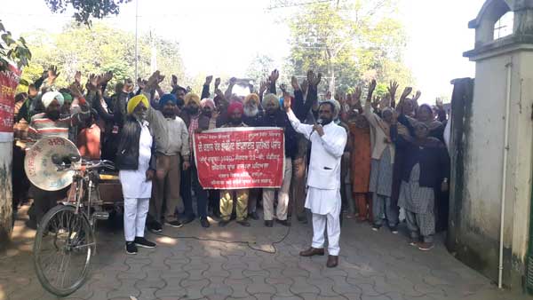 ਜੰਗਲਾਤ ਵਰਕਰਾਂ ਵੱਲੋਂ ਆਪਣੀਆਂ ਮੰਗਾਂ ਨੂੰ ਲੈ ਕੇ ਲਾਇਆ ਧਰਨਾ