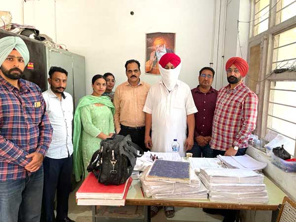 ਰਿਸ਼ਵਤ ਲੈਂਦਾ ਮਾਲ ਪਟਵਾਰੀ ਵਿਜੀਲੈਂਸ ਬਿਊਰੋ ਵੱਲੋਂ ਗ੍ਰਿਫ਼ਤਾਰ
