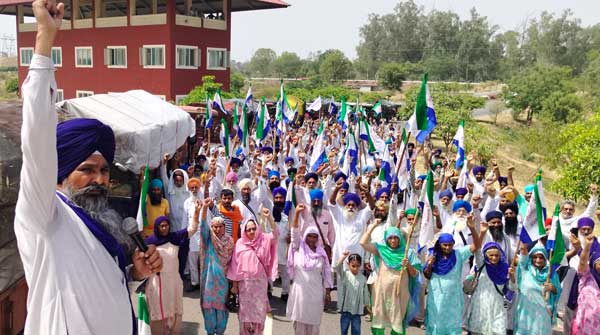 ਕਿਸਾਨਾਂ ਮਜ਼ਦੂਰਾਂ ਅਤੇ ਔਰਤਾਂ ਦਾ ਕਾਫ਼ਲਾ ਸ਼ੰਭੂ ਬਾਰਡਰ ਮੋਰਚੇ ’ਚ ਸ਼ਾਮਲ ਹੋਣ ਲਈ ਰਵਾਨਾ