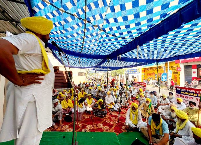 Farmers Protest: ਝੋਨੇ ਦੀ ਖਰੀਦ ਨੂੰ ਲੈ ਕੇ ਮੰਤਰੀ ਅਮਨ ਅਰੋੜਾ ਦੀ ਕੋਠੀ ਅੱਗੇ ਡਟੇ ਕਿਸਾਨ
