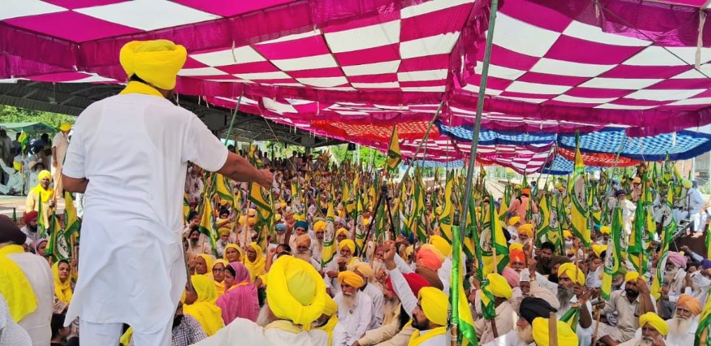 Rail Roko Andolan: ਕਿਸਾਨਾਂ ਵੱਲੋਂ ਰੇਲਾਂ ਦਾ ਚੱਕਾ ਜਾਮ, ਰੇਲਵੇ ਟਰੈਕ ’ਤੇ ਡਟੇ ਕਿਸਾਨ