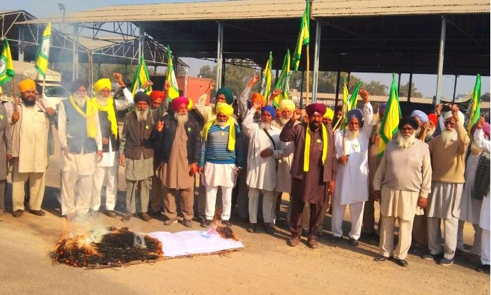 Farmers News Update: ਕਿਸਾਨਾਂ ਨੇ ਕੇਂਦਰ ਅਤੇ ਹਰਿਆਣਾ ਸਰਕਾਰ ਦੀ ਅਰਥੀ ਸਾੜੀ