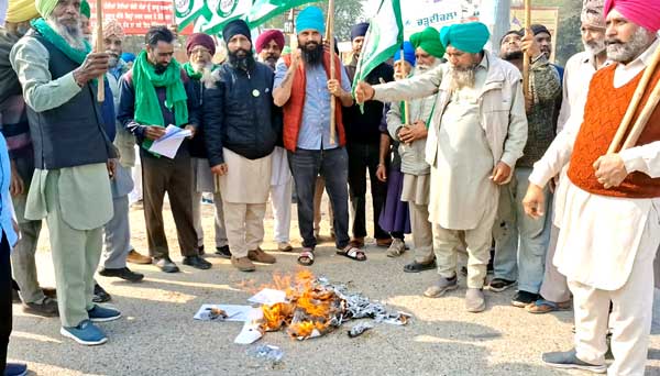 Farmers News: ਕੇਂਦਰ ਸਰਕਾਰ ਨਵੀਂ ਕਿਸਾਨ ਤੇ ਮਜ਼ਦੂਰ ਮਾਰੂ ਖੇਤੀ ਨੀਤੀ ਦੇ ਖਰੜੇ ਦੀਆਂ ਸਾੜੀਆਂ ਕਾਪੀਆਂ